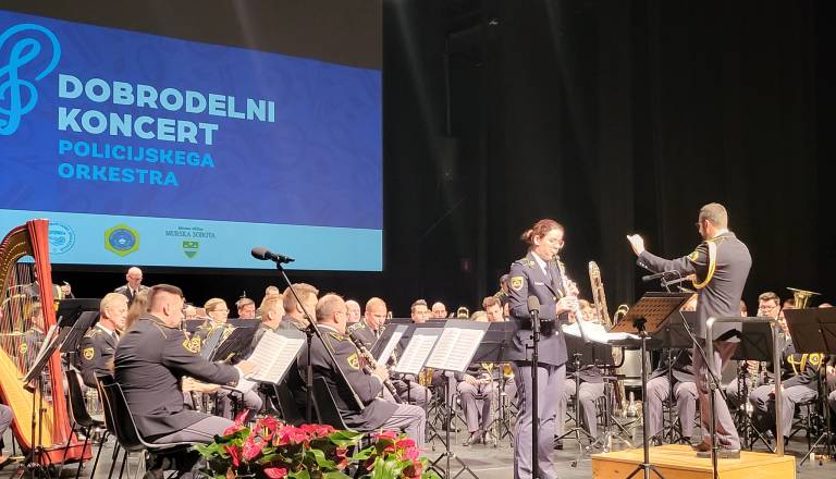 Policijski orkester z dobrodelnim nastopom za otroke in mladostnike
