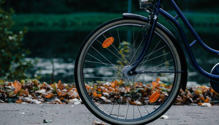 Hudo poškodovan starejši kolesar, odpeljali so ga v ptujsko bolnišnico