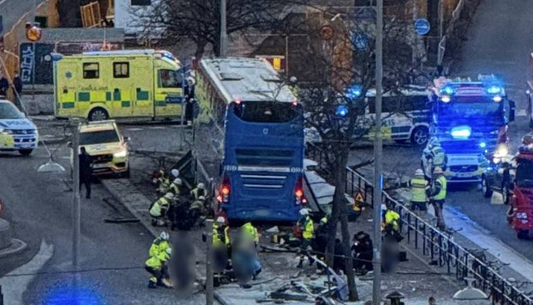 V Stockholmu avtobus zapeljal v  v čakajoče na postaji, več mrtvih in ranjenih