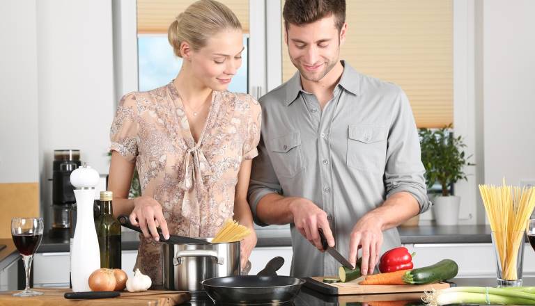 Čutite odmik? Vzemite si dve minuti in preberite, kaj zvezde danes napovedujejo za vaše odnose