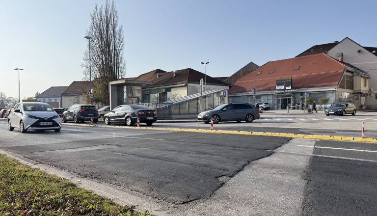 FOTO in VIDEO: Osojnikova cesta na Ptuju razburja: »Asfalt je dobesedno vržen na cestišče«