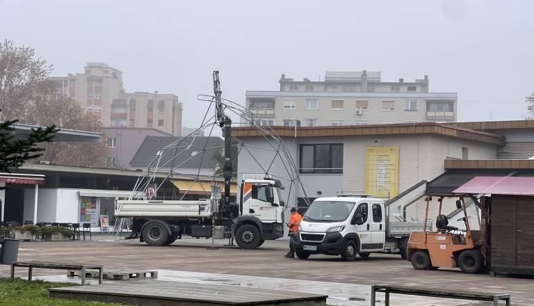 V Murski Soboti že prve priprave na drsališče, Komunala postavlja kupolo