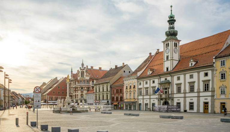 Kot kaže, je Božiček prisluhnil županovim željam: Očitno bo drsališče stalo na Glavnem trgu