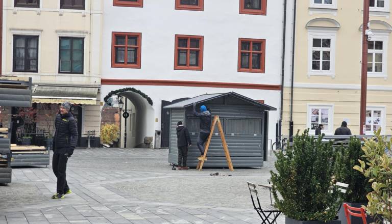FOTO: Čarobni Maribor se bliža! Na Glavnem trgu danes začeli postavljati hiške za božično tržnico