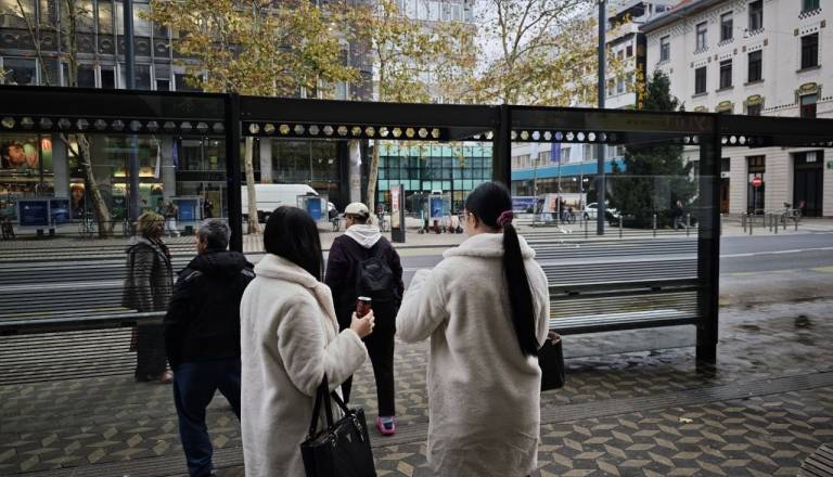 FOTO in VIDEO: Na kraju napada na Bavarskem dvoru: Šokirani ljudje, krvav madež na tleh, molk mimoidočih