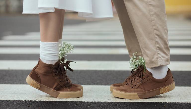 Zakaj se mnogi danes počutijo čustveno odmaknjene?