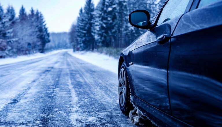 Za varno vožnjo od danes obvezna zimska oprema