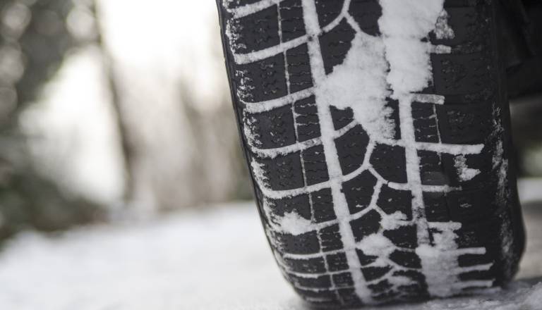 Danes stopi v veljavo obvezna zimska oprema za vsa motorna vozila