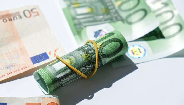 Prihodnje leto z manjšimi prihodki in višjimi izdatki, napoveduje vlada