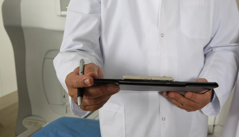 Ste v iskanju službe? Na Dolenjskem iščejo zdravnika in čistilko, zaposluje tudi tiskarna