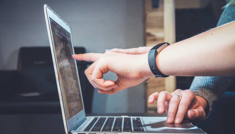 Mladi kupci na spletu, a le tretjina brez finančne pomoči