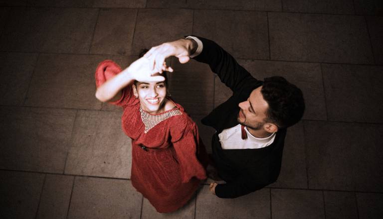 Mrzel tuš v odnosih, kdo danes čuti odmik in čustveno praznino?