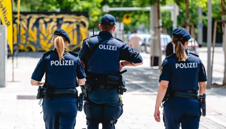 Drama v središču Gradca: Zaradi grožnje z bombo zaprli in evakuirali glavni trg