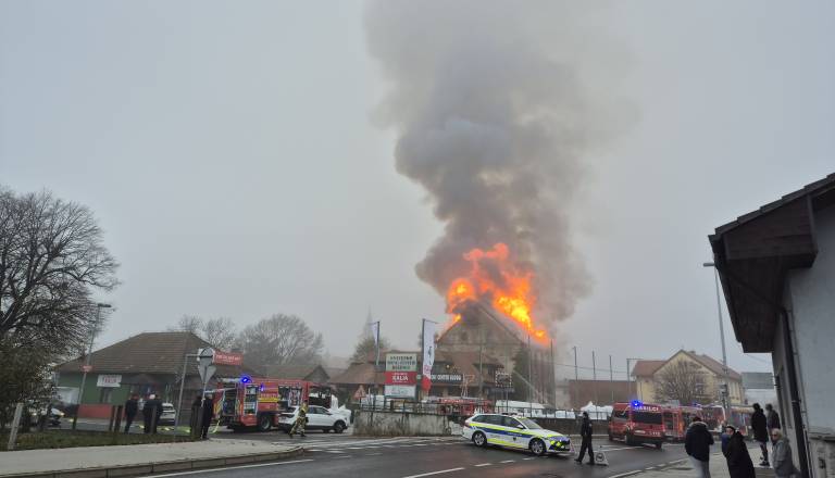 FOTO in VIDEO: Velik požar v Beltincih. Gori Kmetijsko gozdarska zadruga Sloga. Cesta popolnoma zaprta