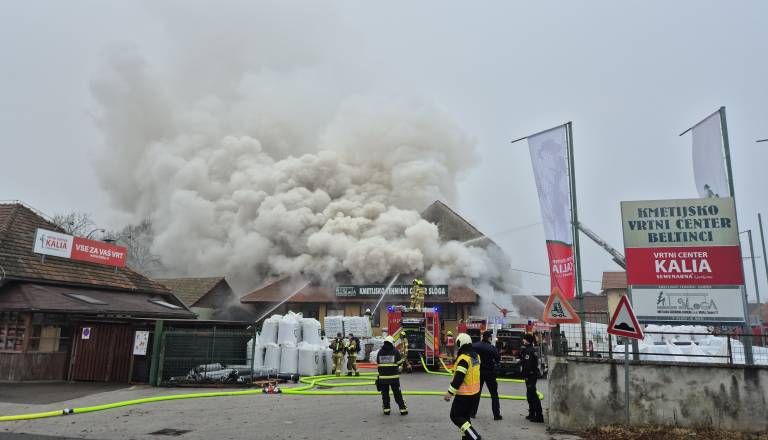 FOTO in VIDEO: Požar se je razširil na Kmetijsko-tehnični center Sloga