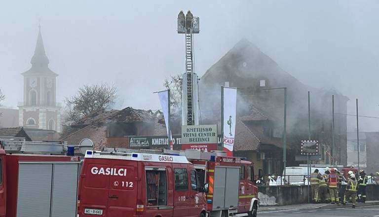 FOTO in VIDEO: Požar v Beltincih pod nadzorom, dim nad območjem še vztraja