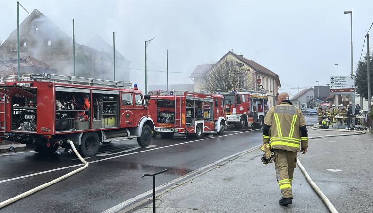 FOTO in VIDEO: Po večurnem gašenju je požar pod nadzoron, žarišča še gasijo