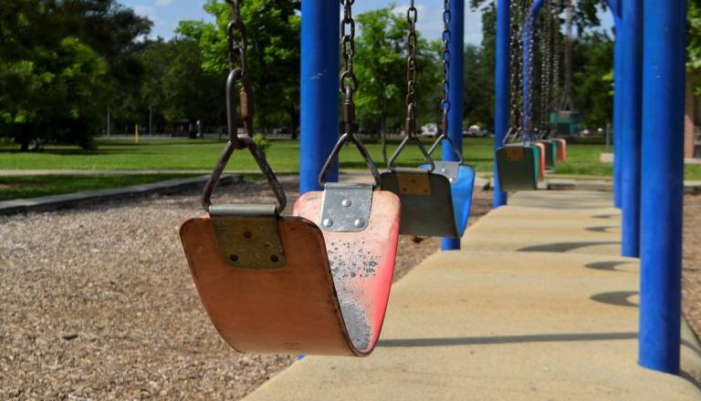 Na dvorišču osnovne šole našli grozljiv seznam z imeni otrok in naslovom »Prebodi in izkoplji oči«