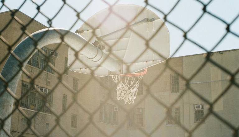 Groza na šolskem dvorišču: Seznam z imeni otrok in napisom »Prebodi in izkoplji oči«