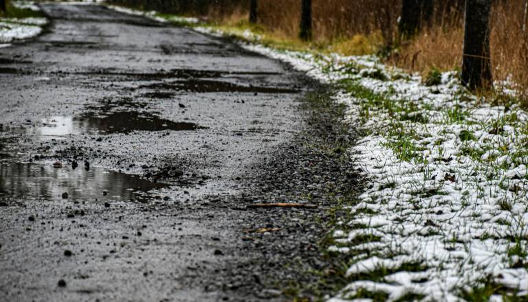 V ponedeljek oblačno s padavinami, v torek pa se bo meja sneženja občutno spuščala