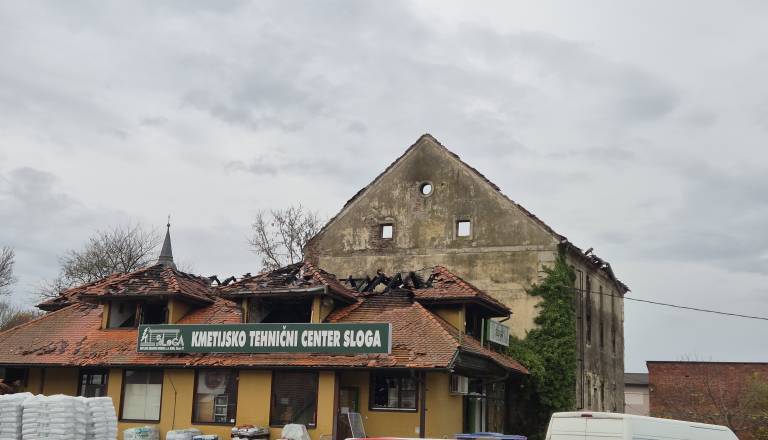 FOTO in VIDEO: Tako je dan po požaru videti pogorišče v Beltincih