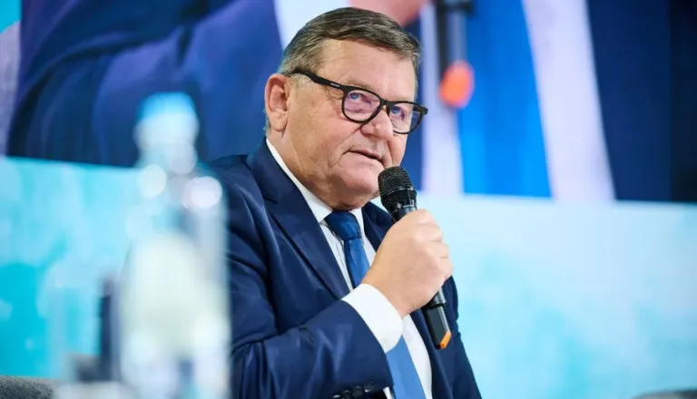 Minister Jevšek si je poškodoval glavo, do nadaljnega bo odsoten