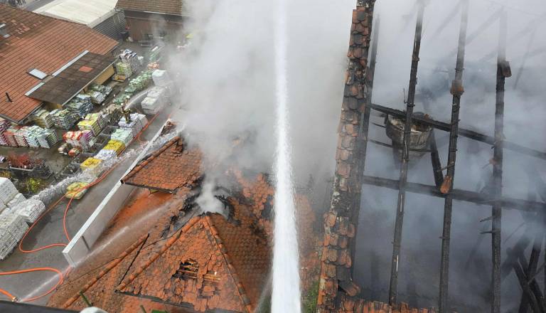 Gasilci cel dan v boju z ognjem, stari mlin v Beltincih povsem uničen