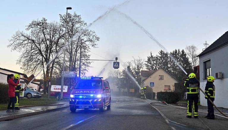 Gasilci v Mirni Peči dobili novo vozilo, ključe predali mladim