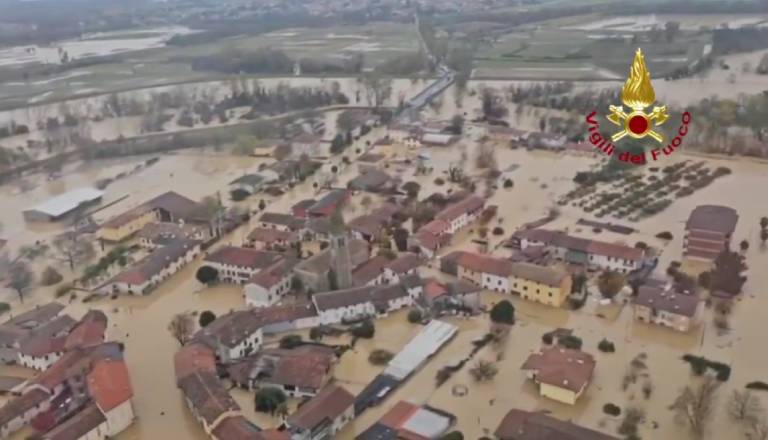 VIDEO: Poplave in plazovi tik ob slovenski meji: Zasutih več hiš, dva človeka pogrešajo