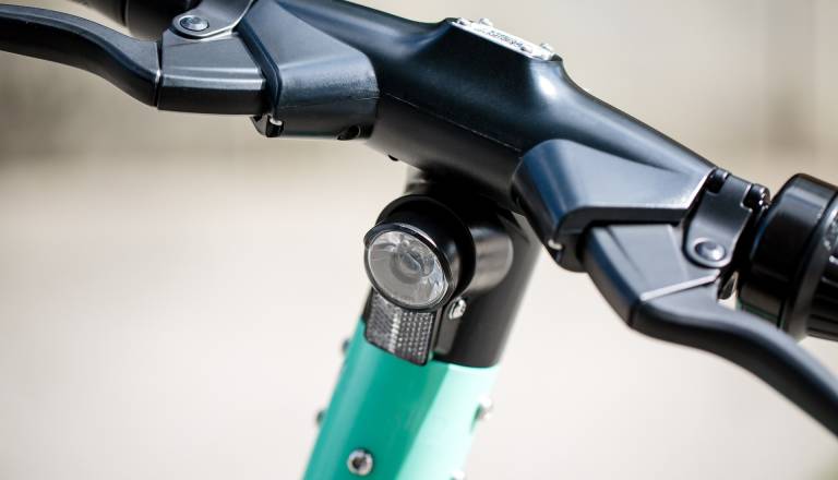 V Črnomlju hude poškodbe za 16-letnika, ki na električnem skiroju ni imel čelade