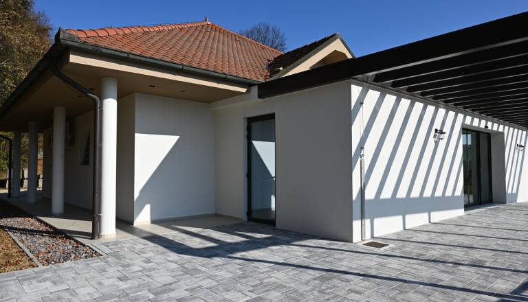 V Miklavžu pri Ormožu zaključili prenovo mrliške vežice, zgradili tudi nov žarni zid