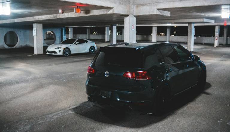 Na družbenih omrežjih znova vre: Parkirno mesto v Ljubljani za 34 tisočakov, primerjave z Monakom se vrstijo