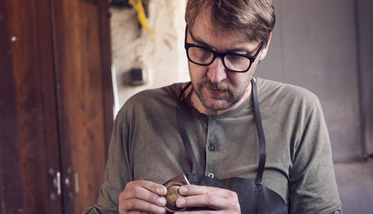 Srečko Molk z lesnim nakitom iz dravskega zlata in recikliranih skejt desk na razstavo v New York: »To so zgodbe našega kraja«