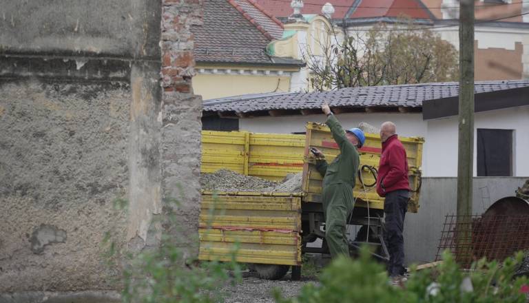 Gasilci tudi ponoči gasili manjša žarišča, na občini opozarjajo, da naj ljudje ostanejo doma