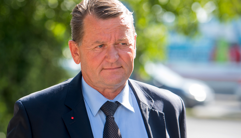 Aleksander Jevšek v nesreči pri delu doma utrpel poškodbe glave