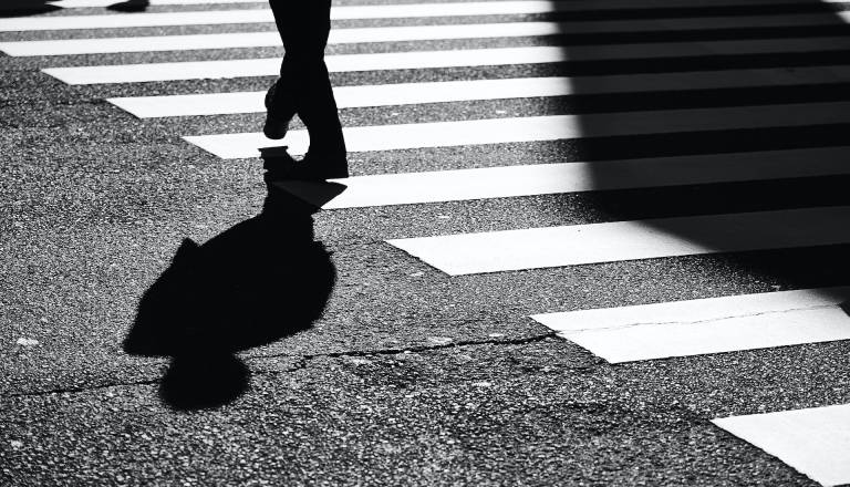 Dve nesreči s hudimi poškodbami: Na prehodu trčil v pešca, drugi voznik zapeljal na nasprotni pas