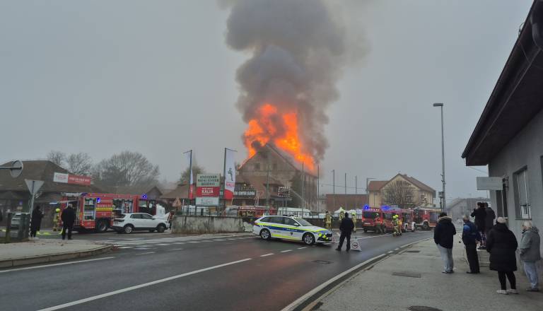 Požar starega mlina in Sloge: Domačini tik pred izbruhom opazili moškega, posnele naj bi ga tudi nadzorne kamere