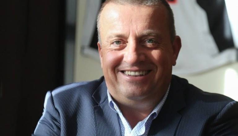 Na Facebooku kroži ponarejen profil Joca Pečečnika, ki vabi v finančno prevaro