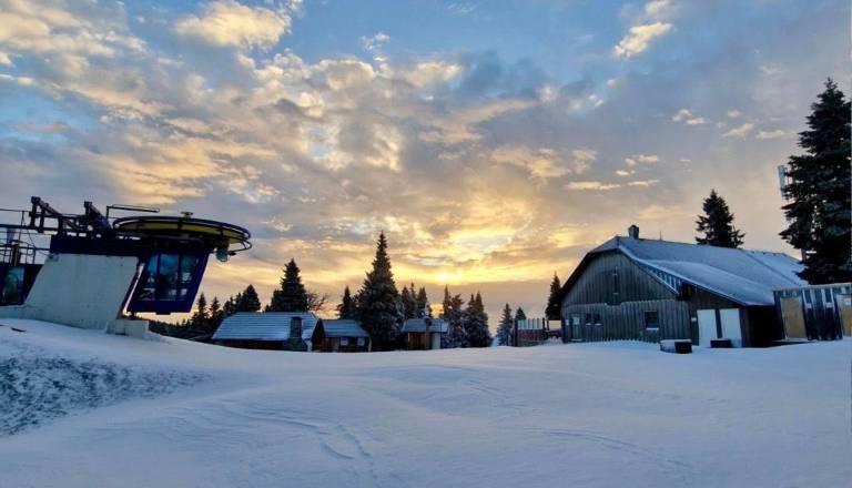 Dele države pobelil sneg: Vozniki, previdno na cestah