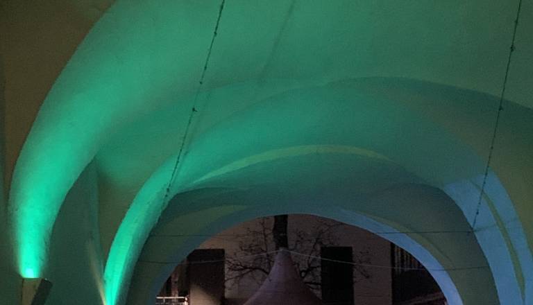 FOTO: Zakaj se je Vetrinjski dvor obarval turkizno?