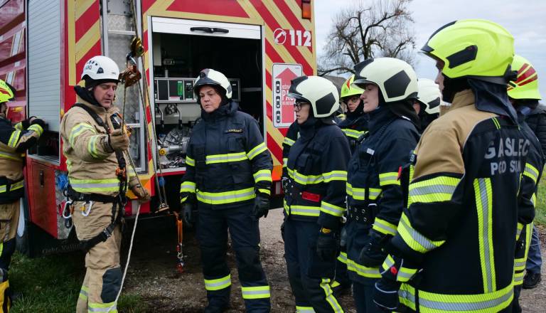 FOTO in VIDEO: Pred Mursko Soboto mrgoli gasilcev, rešujejo z višine in iščejo ponesrečence