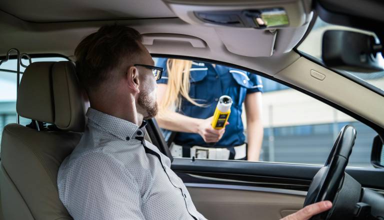 Lahko policija še vedno uporablja alkoteste? Ustavno sodišče pojasnjuje