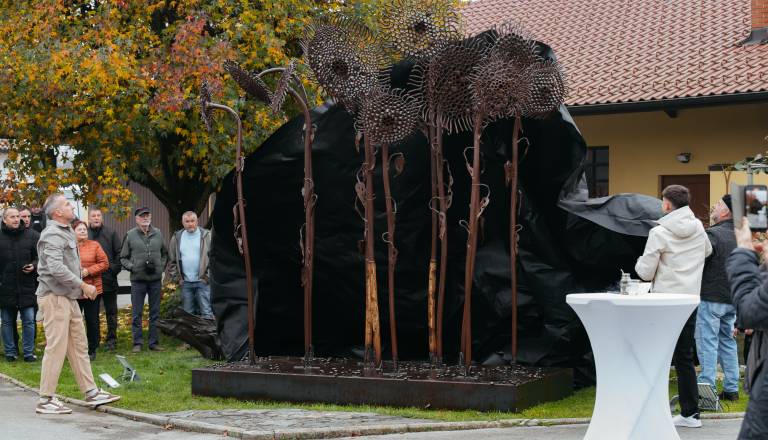 Pri Paldaufovih iz Vučje vasi poslej poleg znamke BeEko tudi Jurakovo »Sončnično polje«