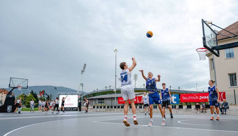 Zimski premor za košarko na prostem: No košarkarskem igrišču Iva Daneua bodo pokrili koše