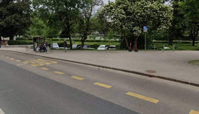 Zakaj je med cesto in kolesarsko stezo na Poljanah kovinska zareza?