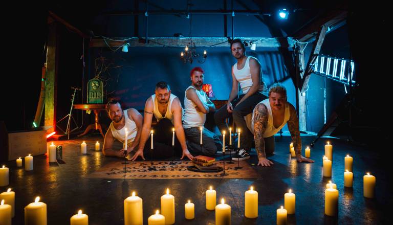 VIDEO: Alo!Stari so spet 18: Nostalgija devetdesetih v novi pesmi in videospotu