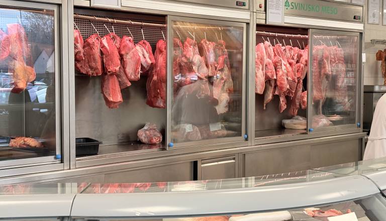 Drzna tatvina: Neznanec »obiskal« zadrugo in odnesel meso v vrednosti 12.000 evrov