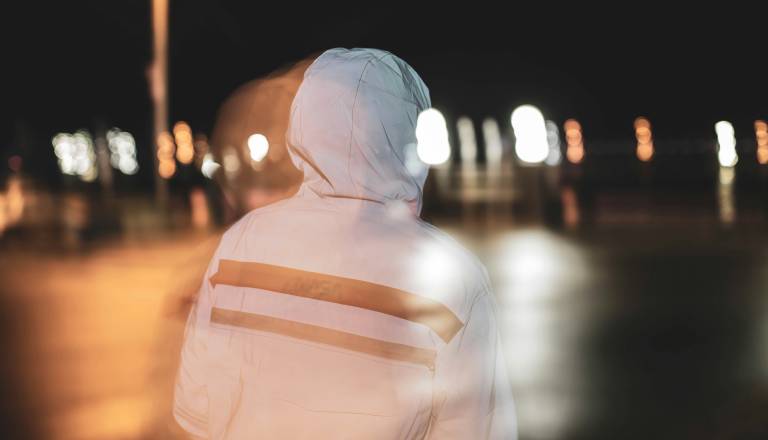 Skupina neznancev pristopila do moškega in mu odvzela nahrbtnik, neznanec ukradel za 12.000 evrov mesa