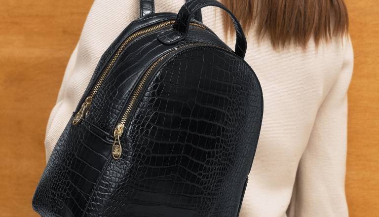 Nahrbtnik namesto torbice - katere modele in barve zdaj izbirajo vplivneži?