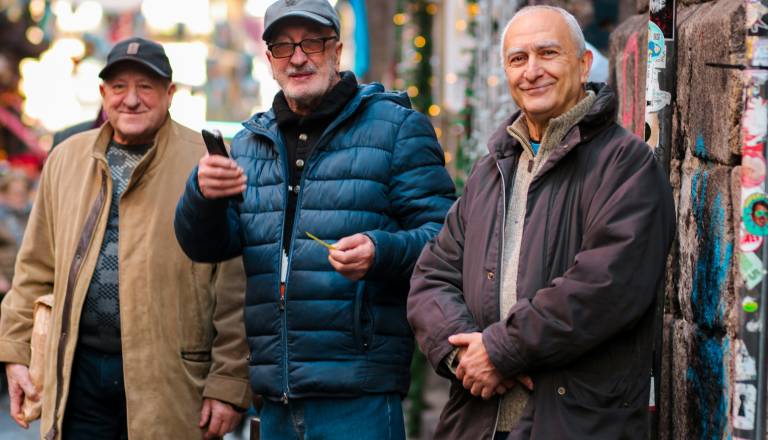 V Sloveniji več moških kot žensk, skoraj polovica jih je samskih